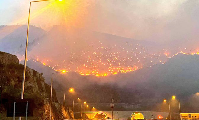 Zjarri kërcënon tunelin e Kalimashit, Kosova dërgon ushtrinë dhe zjarrfikësit