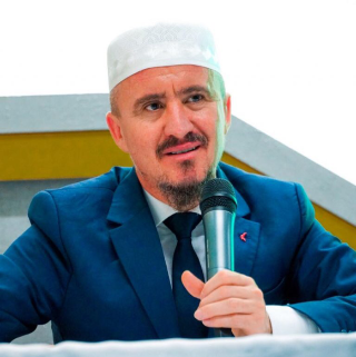 Komedia me ezanin çon në Polici imamin Ahmed Kalaja, pronarja e lokalit në Tiranë thotë se është kërcënuar me jetë