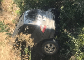 FOTO/ Makina bie nga ura në Poliçan, shpëtojnë dy të rinjtë që vinin nga pelegrinazhi në Malin e Tomorrit