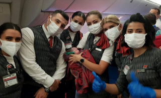 Afgania lind në aeroplanin e Turkish Airlines gjatë evakuimit