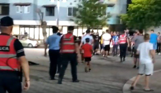 (VIDEO) Plas grushti mes tifozëve të Vllaznisë dhe Teutës jashtë “Elbasan Arena”, pas ndeshjes për Superkupën