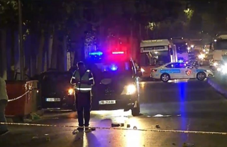 Dy makina shtypin këmbësoren në Tiranë, shoferi i dytë nuk ndalon dot dhe i kalon përsipër, gruaja vdes në vend