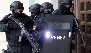 Antidroga arreston në Tiranë efektivin e RENEA-s, në pranga edhe 4 trafikantë