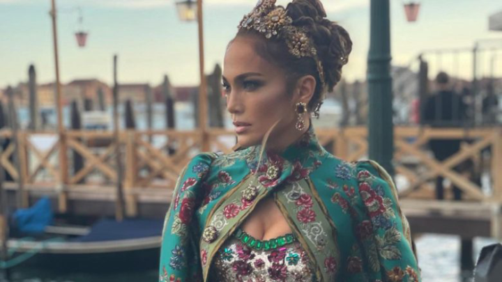 Jennifer Lopez mori gjithë vëmendjen në spektaklin e modës së Dolce & Gabbana