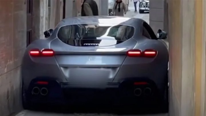(VIDEO) Ja çfarë i ndodhi shoferit me Ferrari përmes një rruge të ngushtë në Itali
