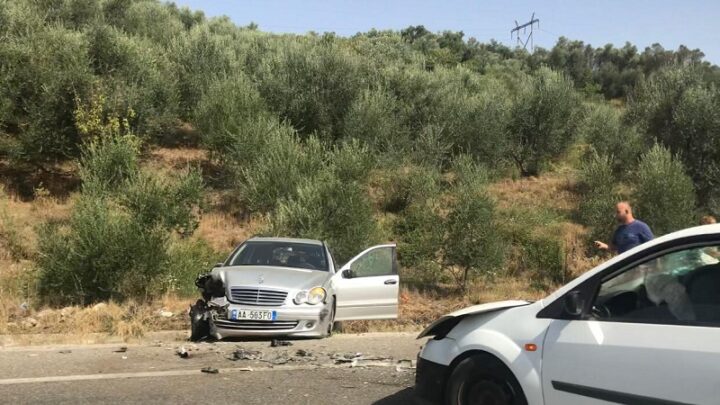 Nga parakalimi i gabuar bëhen copa dy automjetet në Elbasan, i plagosur shoferi