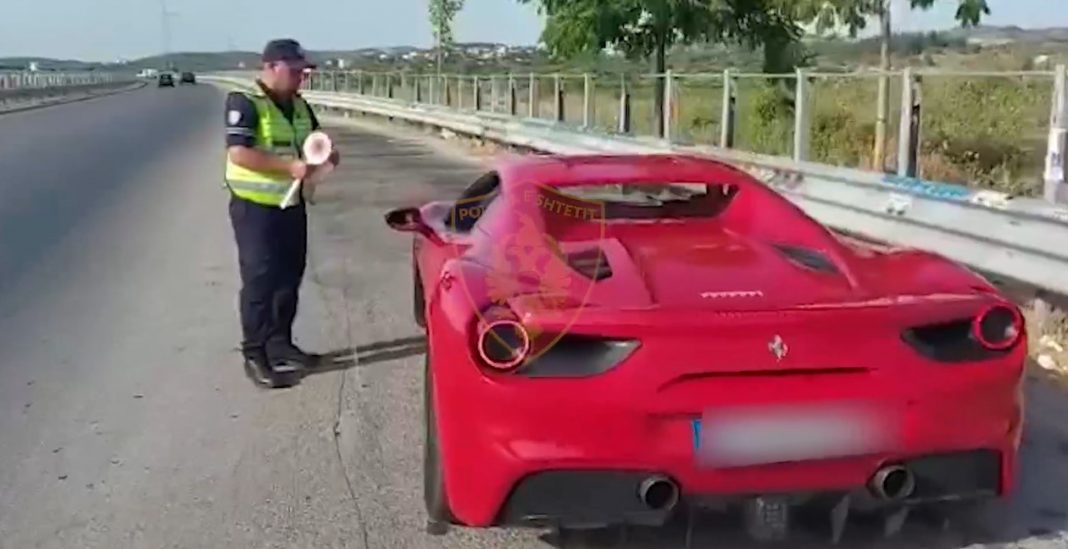 Shoferi me Ferrari gjobitet për shpejtësi të lartë