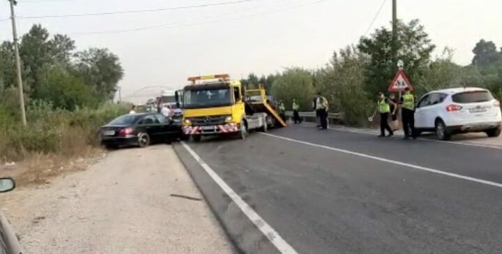 (VIDEO) Përplasen 2 ‘Benz’-a me targa të Kosovës, 3 vajza të plagosura