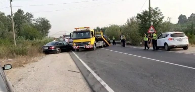 (VIDEO) Përplasen 2 ‘Benz’-a me targa të Kosovës, 3 vajza të plagosura