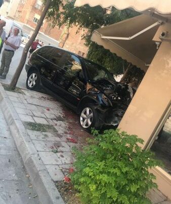 X5 futet në market dhe godet gruan tek banaku, e drejtonte një 15-vjeçar