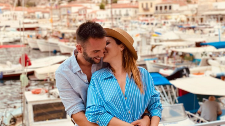 (Fotot) Arbana e lumtur me partnerin, ndan imazhe nga momentet intime gjatë pushimeve në Greqi