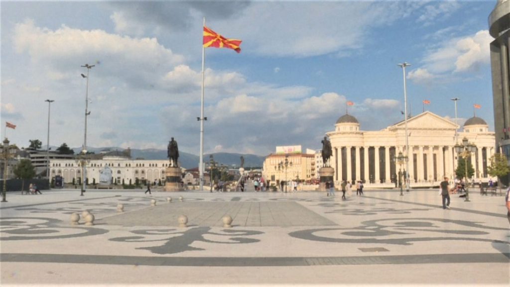 Të pavaksinuarit nuk lejohen të futen nëpër kafene, ashpërsohen masat në Maqedoninë e Veriut