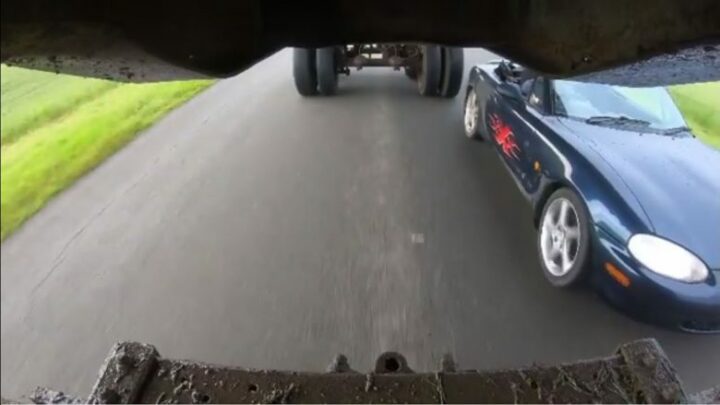 (VIDEO) Si tek filmi “The Fast and The Furious”, Mazda kalon nën një kamion që ecën