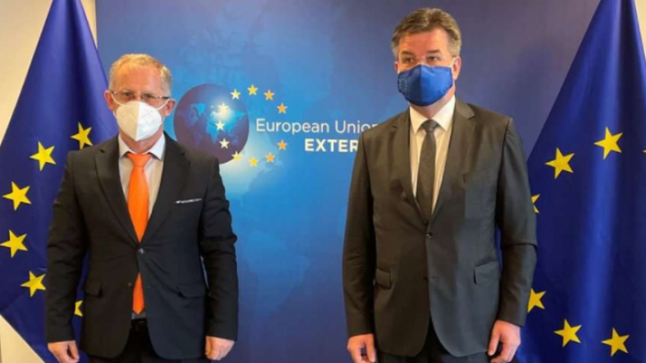 Marrëveshje në Bruksel: Serbia pranon reciprocitetin për targat, makinat e Kosovës do të kalojnë me afishe