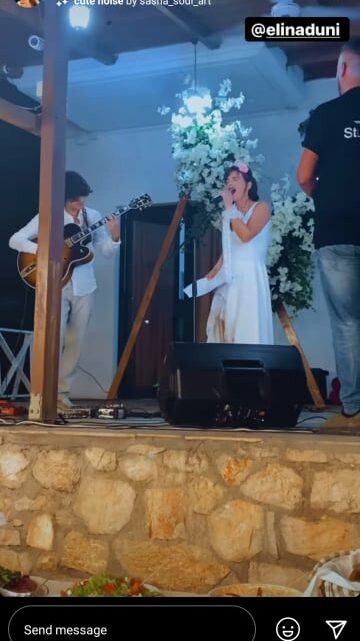 Këngëtarja Elina Duni kurorëzon dashurinë, dasmë në jug të Shqipërisë