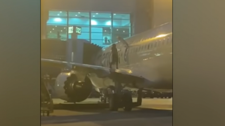 (VIDEO) Pasagjeri amerikan hapi derën e urgjencës dhe u ngjit te krahu i avionit