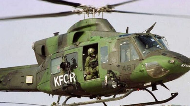 Helikopteri i NATO-s fluturon dhe vëzhgon kufirin me Serbinë në Jarinë