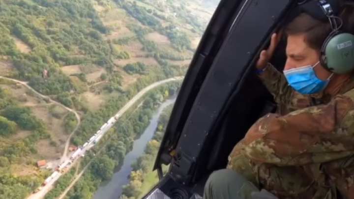 KFOR-i patrullon me helikopter kufirin Kosovë-Serbi (VIDEO)