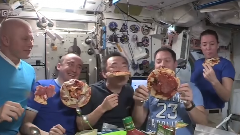 (VIDEO) Festë me pica fluturuese në anijen kozmike