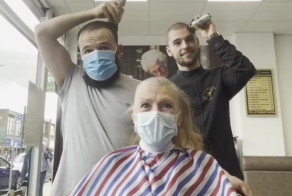 (VIDEO) Berberët shqiptarë në Angli presin flokët në shenjë solidariteti me gruan me kancer