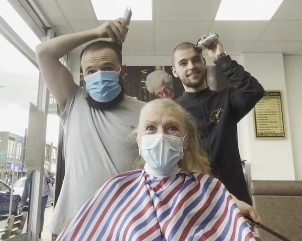 (VIDEO) Berberët shqiptarë në Angli presin flokët në shenjë solidariteti me gruan me kancer