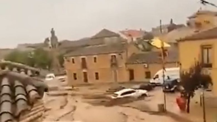 Reshjet përmbysin disa qytete në Spanjë, veturat notojnë në ujë dhe shkulen pemë