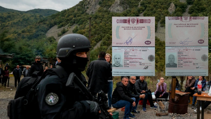 Një grup spiunësh nga Rusia futen mes protestuesve serbë, një prej tyre është dëbuar nga Shqipëria