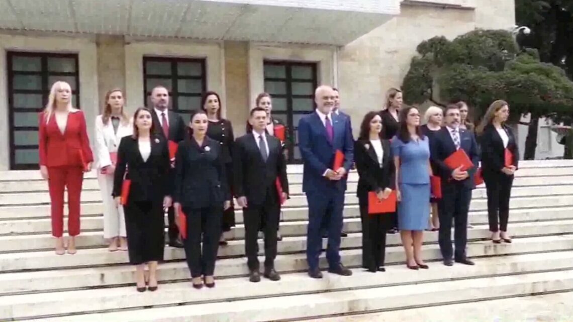 “Kombëtarja e femrave”, shëtitje deri tek Presidenti, ministret e reja me pantallona dhe dosje të kuqe
