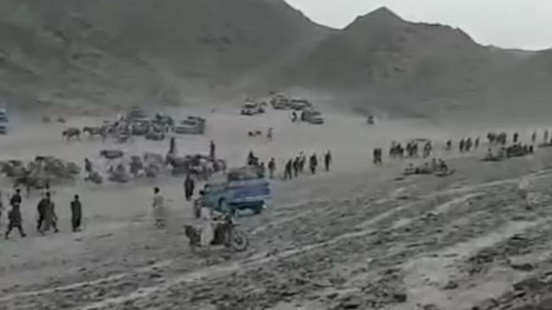 Eksod biblik, lumë njerëzish kalojnë shkretëtirën për të ikur nga talebanët në Afganistan