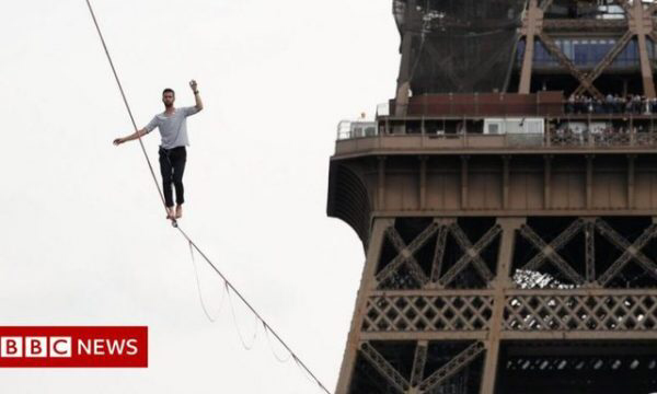 Akrobati bën ‘çmendurinë’, ecën 600 m në litar të lidhur tek Kulla Eifel