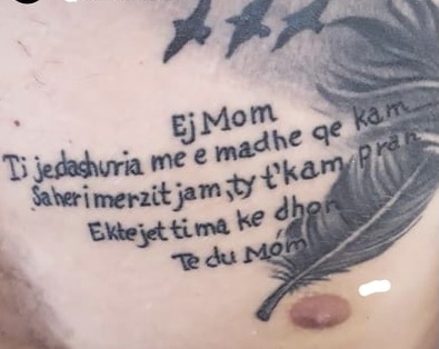 Mbi 600 adhurues bëjnë tattoo tekstet e këngëve të Stresit, dy prej tyre vënë në trup “Të du mom”