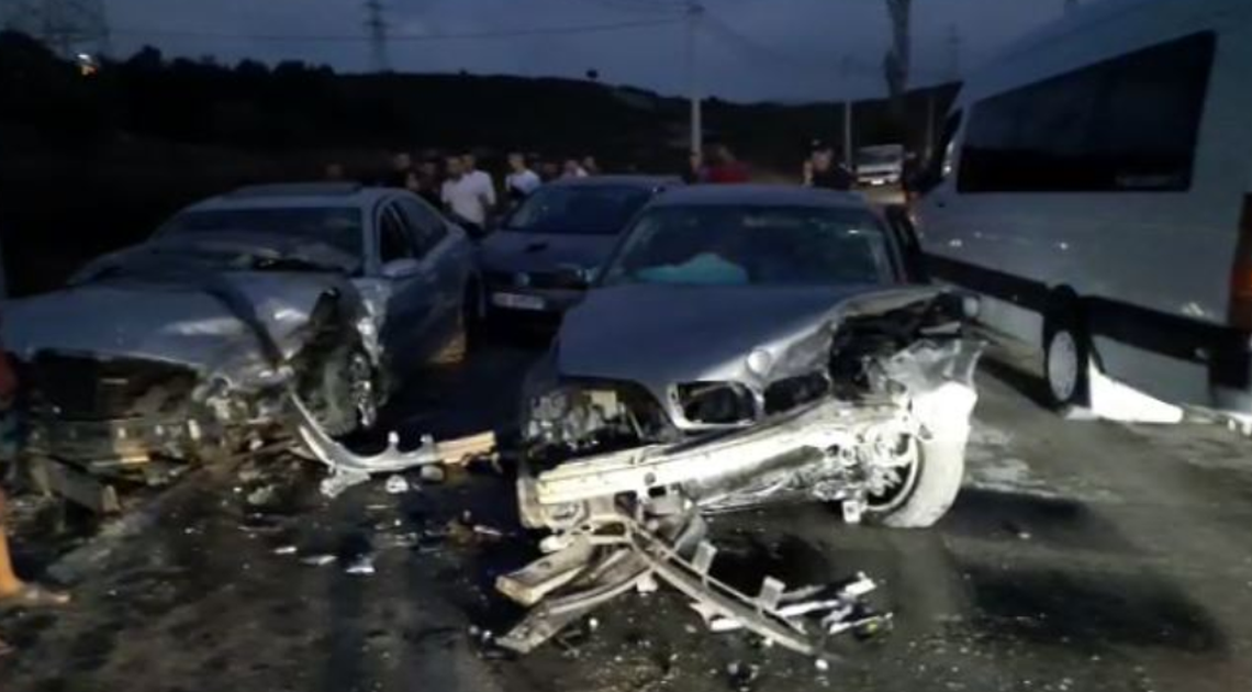 Aksident i trefishtë në Thumanë, dy shoferë përfundojnë tek Trauma