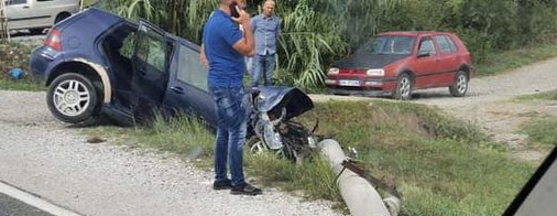 Shoferja merr përpara shtyllën elektrike, aksidenti në Lezhë-Shkodër