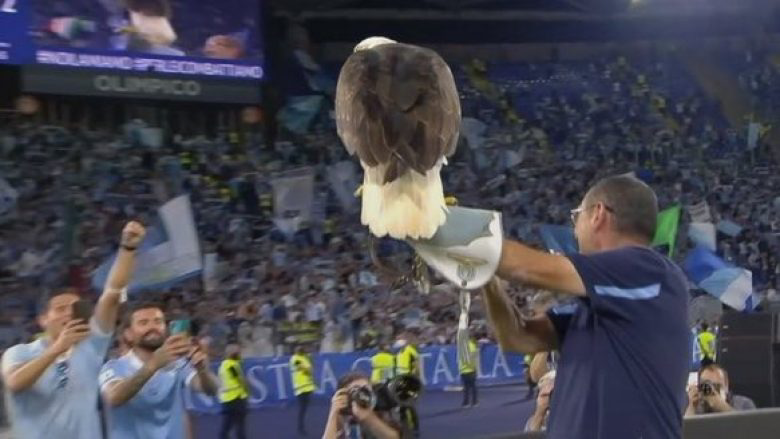 Sarri mban shqiponjën ikonike pas fitores ndaj Romës në derbi (VIDEO)