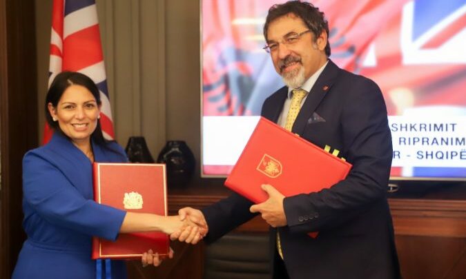 “Shumë pranë marrëveshjes”,  The Sun: Shqipëria do të pranojë klandestinët e huaj që kapen në Britaninë e Madhe; Reagon qeveria