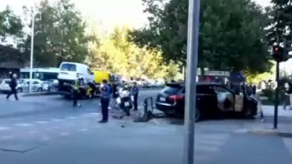 (VIDEO) Makina futet me të kuqe në semafor, fuoristrada përfundon në trotuar