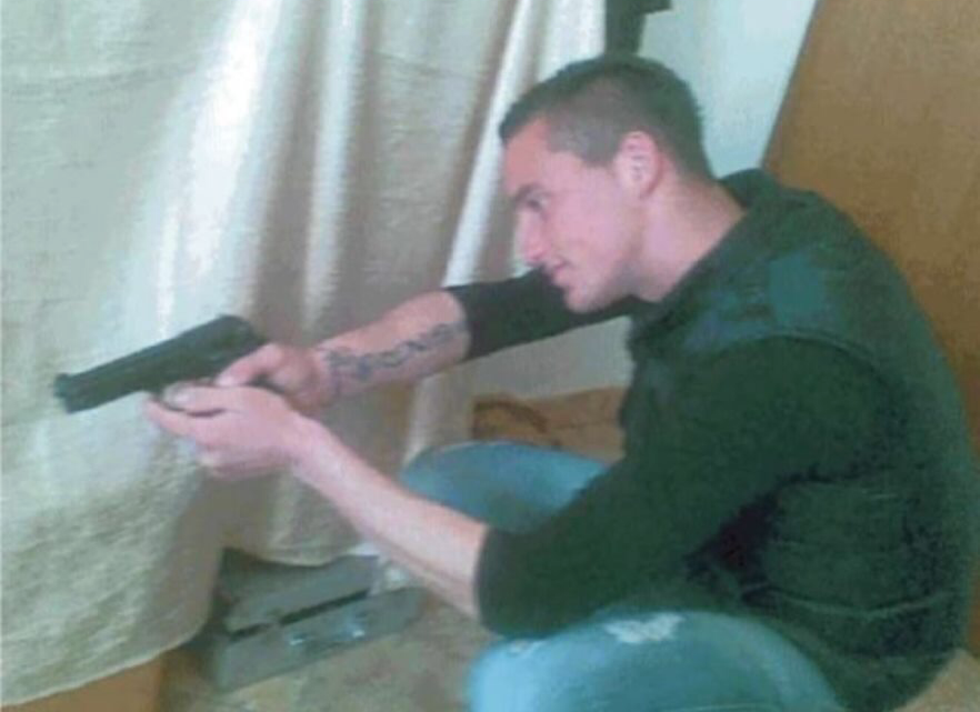 Vrau arkitektin italian në sy të gruas dhe fëmijës, shqiptari i arrestuar publikonte foto me armë, pushkë dhe lekë: Bëra budallallëk