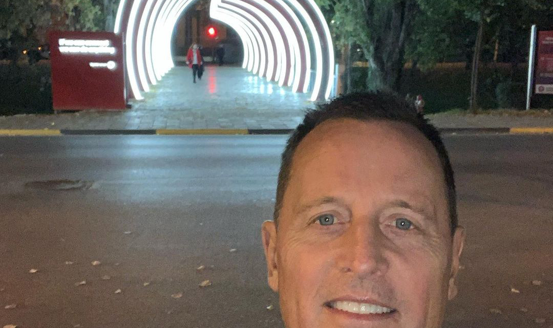 Pas akuzave se lobon për Serbinë, Richard Grenell me fotografi nga Tirana, fton amerikanët ta vizitojnë