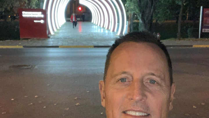 Pas akuzave se lobon për Serbinë, Richard Grenell me fotografi nga Tirana, fton amerikanët ta vizitojnë