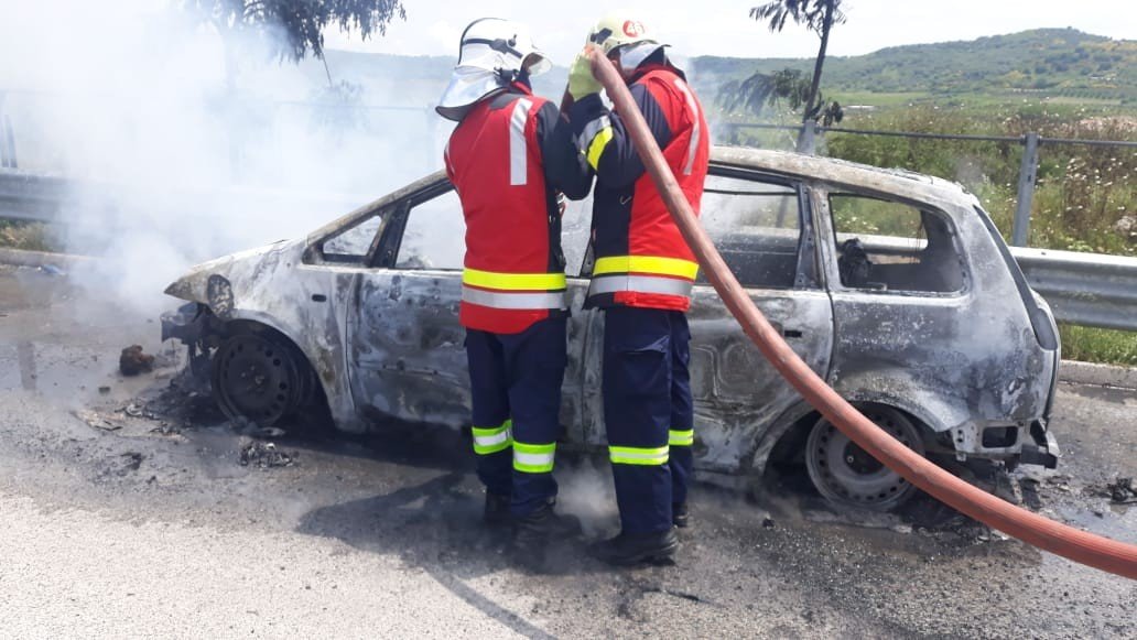 Merr flakë makina në aksin Levan-Vlorë/ Pamjet e “Benz”-it të shkrumbuar (VIDEO)