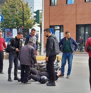 (FOTO) Aksidentohet aktori Gazment Paja në Tiranë, makina e përplas teksa lëvizte me motor