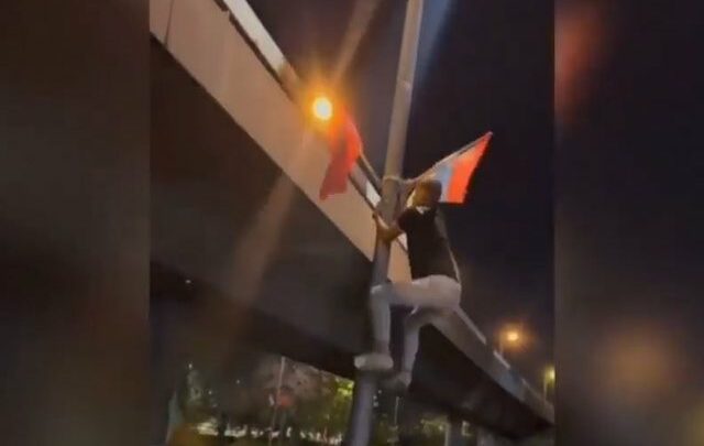 VIDEO/ Serbët heqin flamujt shqiptar nga rrugët e Beogradit dhe i vandalizojnë