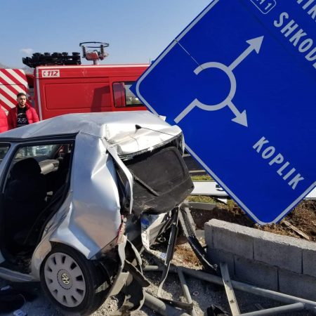 (VIDEO) Momenti kur makinat bëhen copë në Koplik! Humb jetën 45-vjeçari, plagosen 2 të tjerë! Shoqërohet në polici shoferi 20-vjeçar i ‘Benz-it’