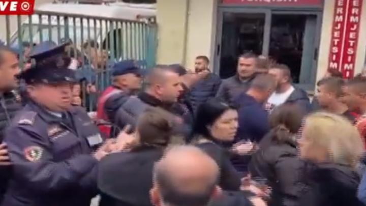 (VIDEO) Famijlarët e Mateos kërkojnë vrasësin në gjykatë, policia e fsheh për ta shpëtuar nga zemërimi i tyre