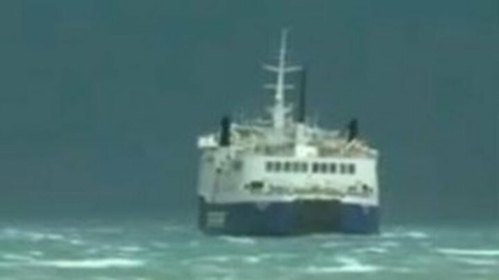 Trageti i Brindisit nuk arrin të ankorohet në Vlorë, 129 pasagjerë në det të hapur