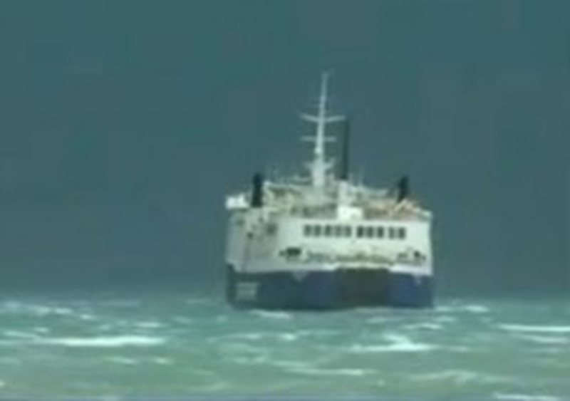 Trageti i Brindisit nuk arrin të ankorohet në Vlorë, 129 pasagjerë në det të hapur