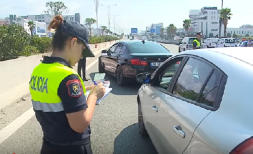 (VIDEO) Mercedesa e Bentley, Policia gjoba “të majme” për pasanikët e Tiranës që parkojnë vend e pa vend, në rrugë dhe bëjnë gara