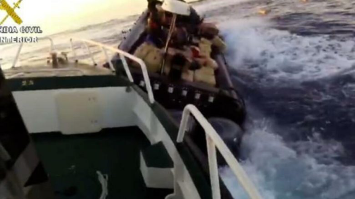 (VIDEO) Ndjekje si nëpër filma, trafikantët e hodhën drogën nga varka kur e kuptuan se u është vënë pas policia spanjolle