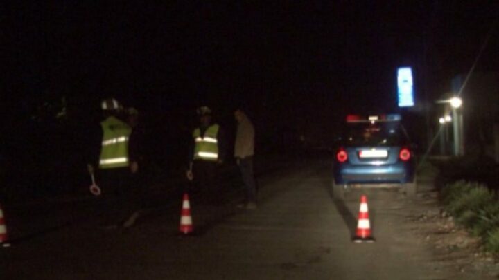 Aksident në Elbasan, maunia përplas makinën, dy të plagosur