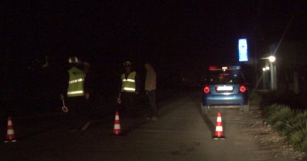 Aksident në Elbasan, maunia përplas makinën, dy të plagosur